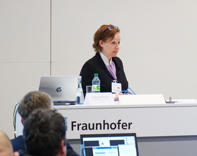 Rechtsanwältin Katharina Bleutge am Vortragspult